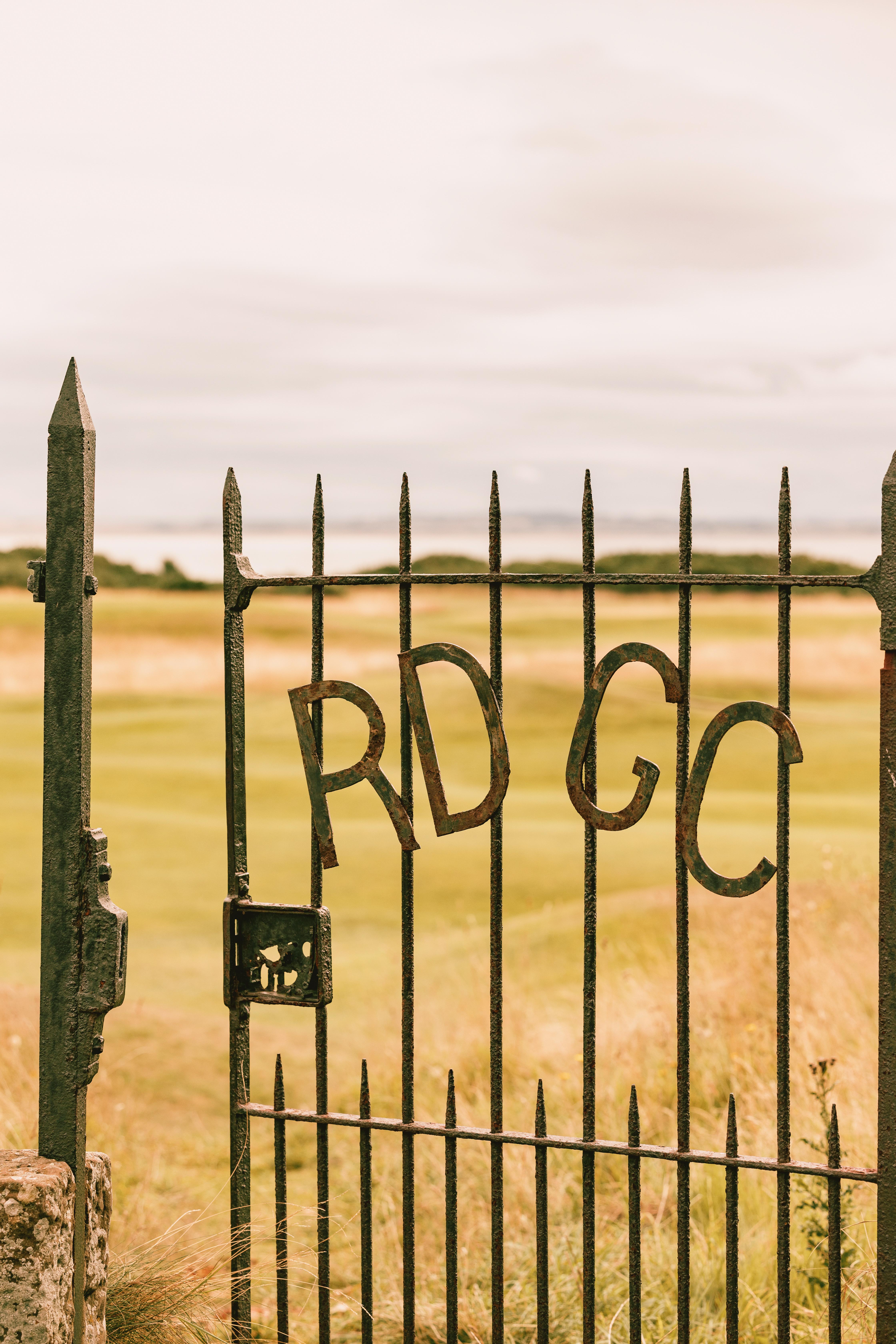 ホテル Dornoch Station エクステリア 写真 The club's initials on the entrance gate