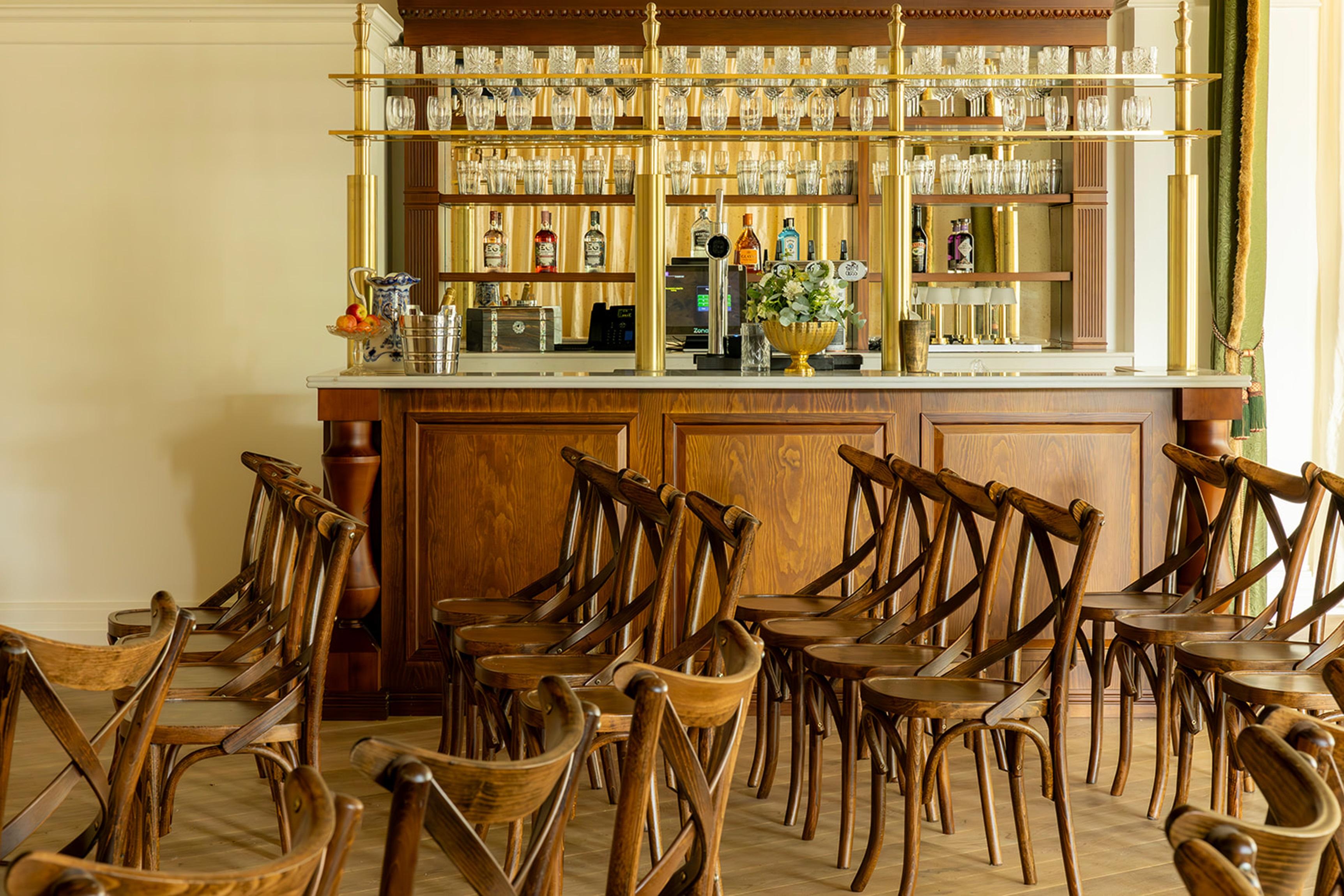 ホテル Dornoch Station エクステリア 写真 The bar at the Royal Automobile Club